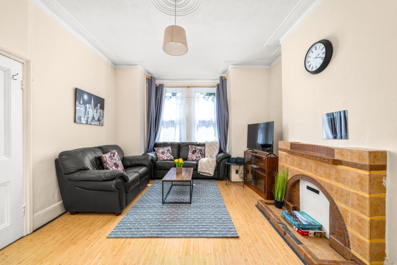 Homely 4-Bedroom Home With 2 Baths & Free Parking Londýn Exteriér fotografie