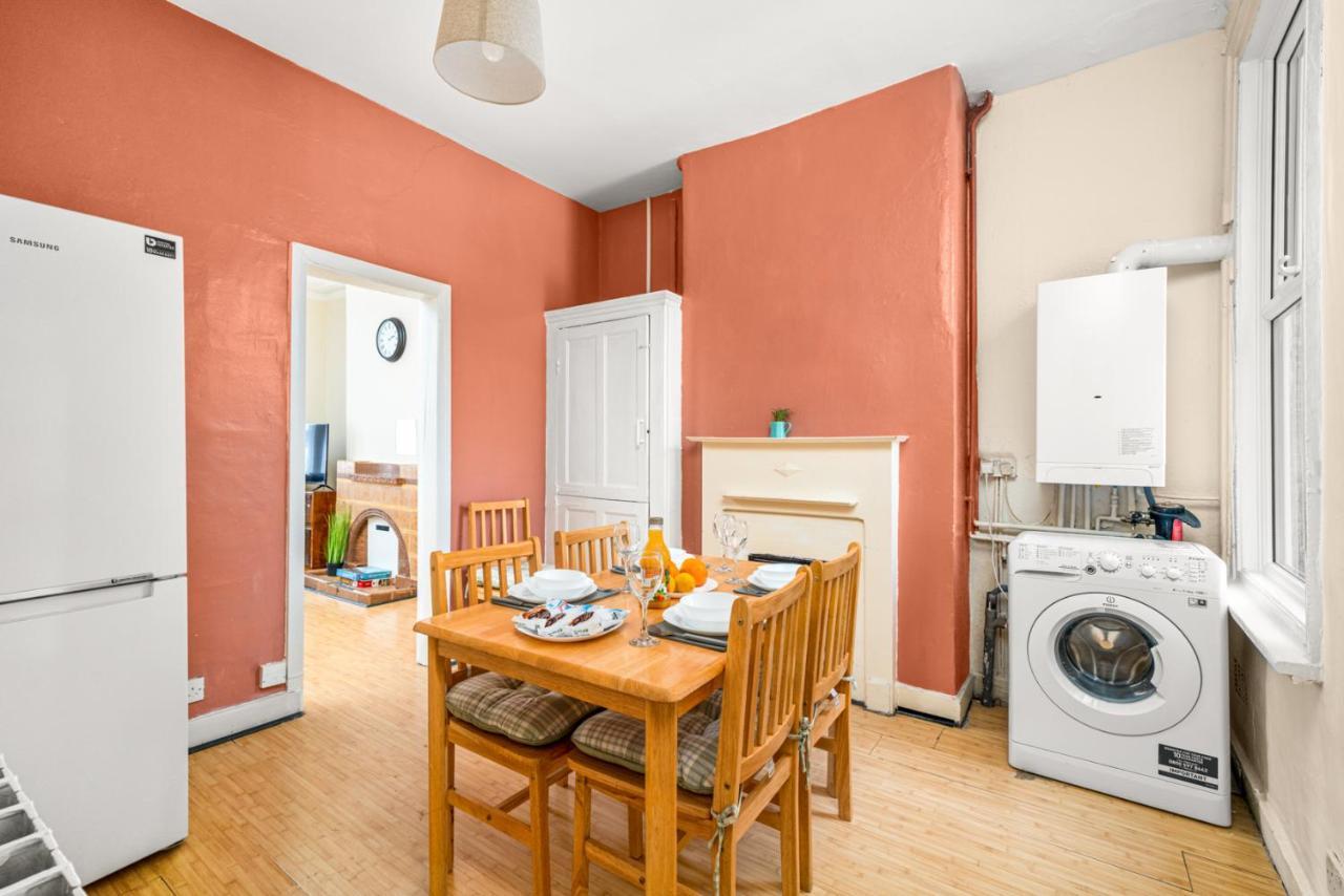 Homely 4-Bedroom Home With 2 Baths & Free Parking Londýn Exteriér fotografie