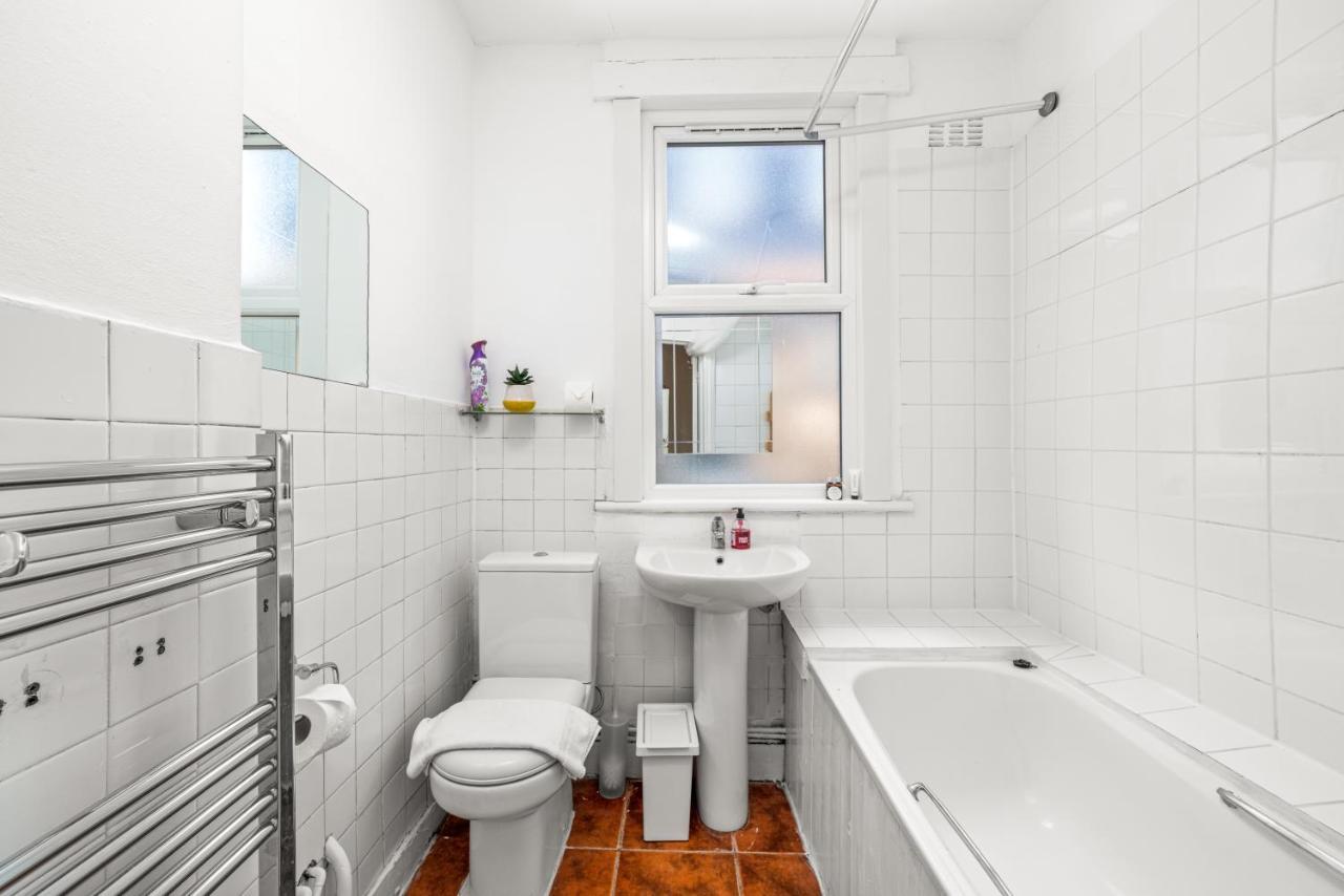 Homely 4-Bedroom Home With 2 Baths & Free Parking Londýn Exteriér fotografie
